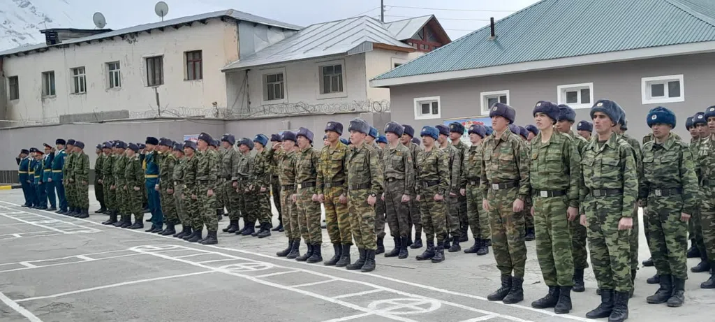 ВМКБ. Раиси Вилояти Мухтори Кӯҳистони Бадахшон Мирзонабот Алишер Худобердӣ ҳайати шахсии қисми ҳарбии 01123- ро табрик кард