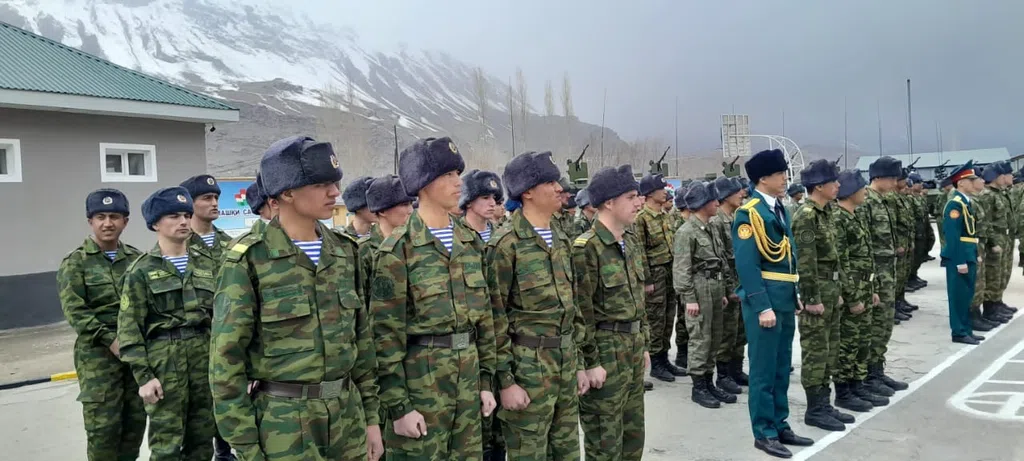 ВМКБ. Раиси Вилояти Мухтори Кӯҳистони Бадахшон Мирзонабот Алишер Худобердӣ ҳайати шахсии қисми ҳарбии 01123- ро табрик кард