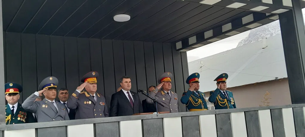 ВМКБ. Раиси Вилояти Мухтори Кӯҳистони Бадахшон Мирзонабот Алишер Худобердӣ ҳайати шахсии қисми ҳарбии 01123- ро табрик кард