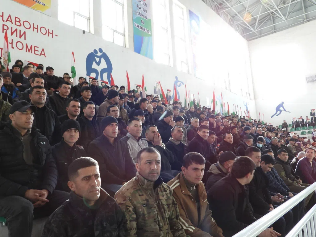 БАДАХШОН. МУСОБИҚАИ ВАРЗИШӢ АЗ НАМУДИ ФУТБОЛ БАЙНИ СОХТОРҲОИ ҚУДРАТӢ ҶАМЪБАСТ