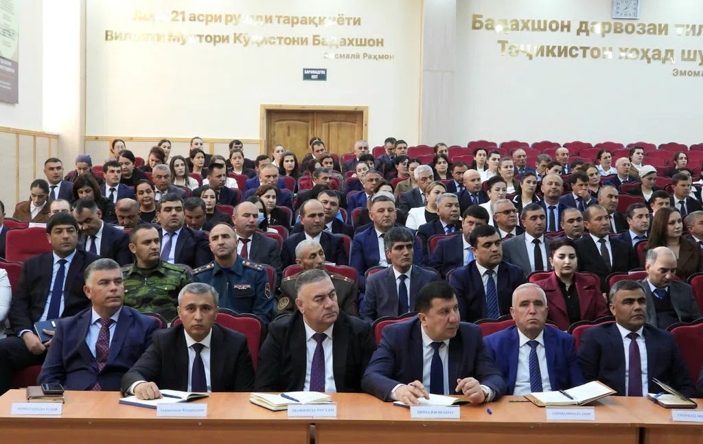 Машварати васеи назди раиси ВМКБ Мирзонабот Алишер Худобердӣ бо мавриди баррасӣ қарор додани ду масъалаи асосӣ баргузор гардид