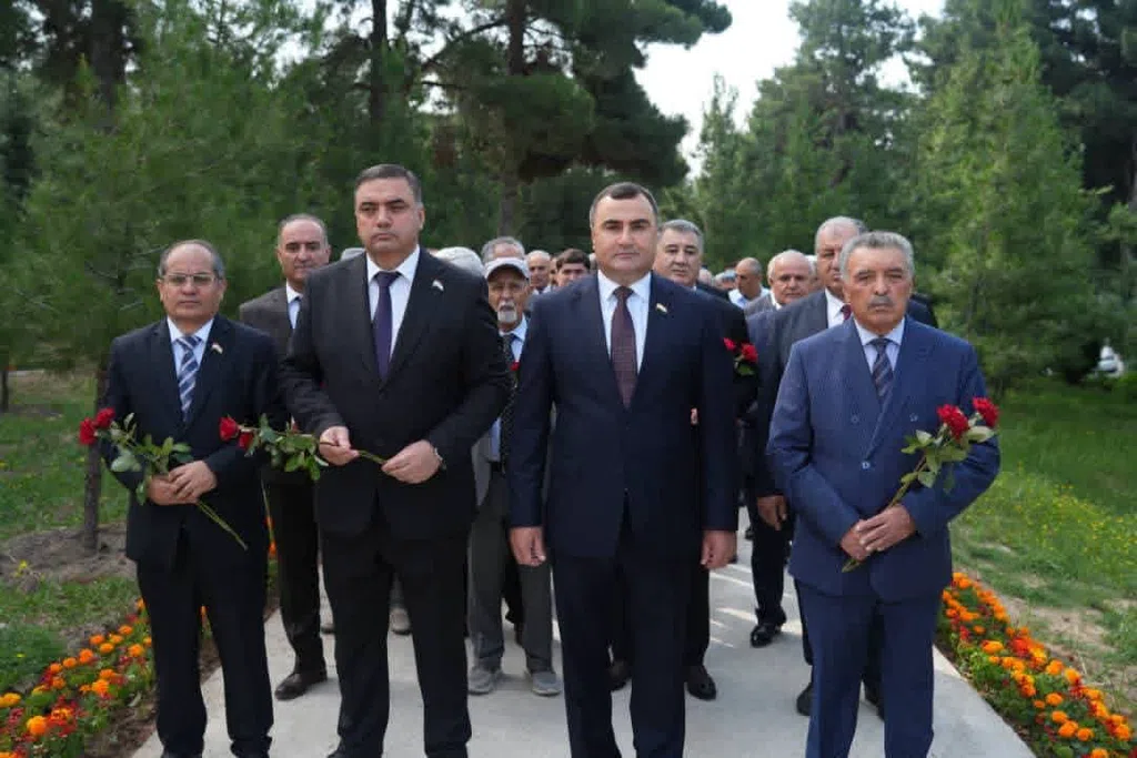 ЗИЁРАТИ ОРОМГОҲИ ФАРЗОНАФАРЗАНДОНИ МИЛЛАТ