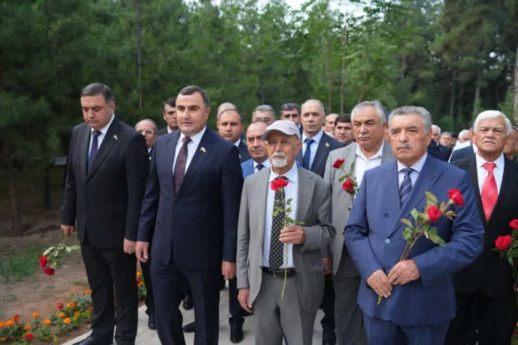 ЗИЁРАТИ ОРОМГОҲИ ФАРЗОНАФАРЗАНДОНИ МИЛЛАТ