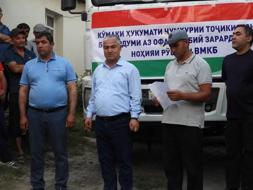 Кӯмаки Пешвои муаззами миллат муҳтарам Эмомалӣ Раҳмон барои сокинони аз офати табиӣ зарардида ба ноҳияи Рушон расид