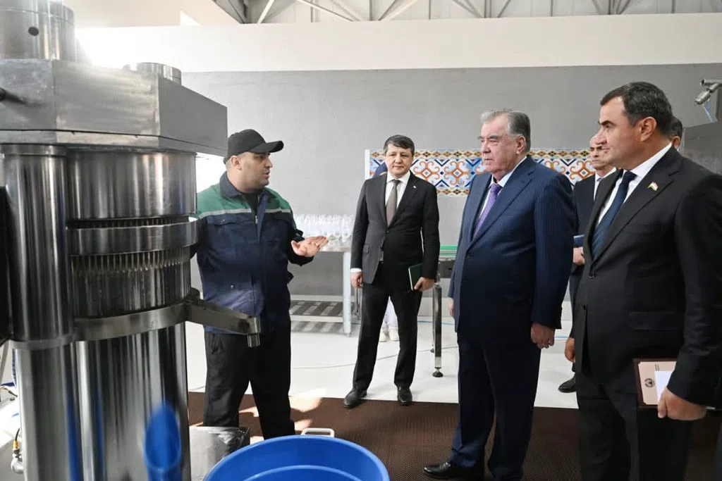 Президенти Ҷумҳурии Тоҷикистон Эмомалӣ Раҳмон дар ноҳияи Ванҷ Парки саноатиро мавриди истифода қарор доданд Июн 25, 2025