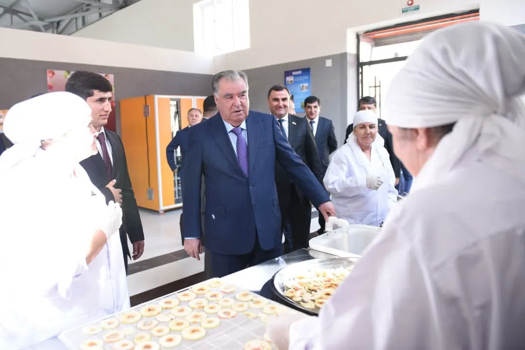 Президенти Ҷумҳурии Тоҷикистон Эмомалӣ Раҳмон дар ноҳияи Ванҷ Парки саноатиро мавриди истифода қарор доданд Июн 25, 2025