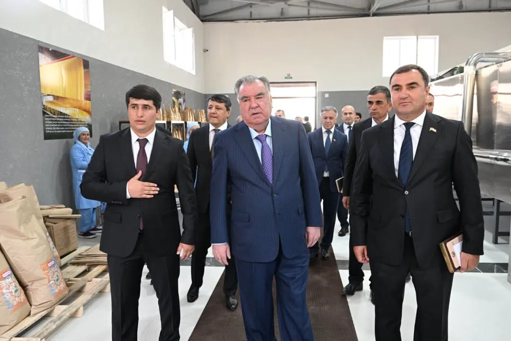 Президенти Ҷумҳурии Тоҷикистон Эмомалӣ Раҳмон дар ноҳияи Ванҷ Парки саноатиро мавриди истифода қарор доданд Июн 25, 2025