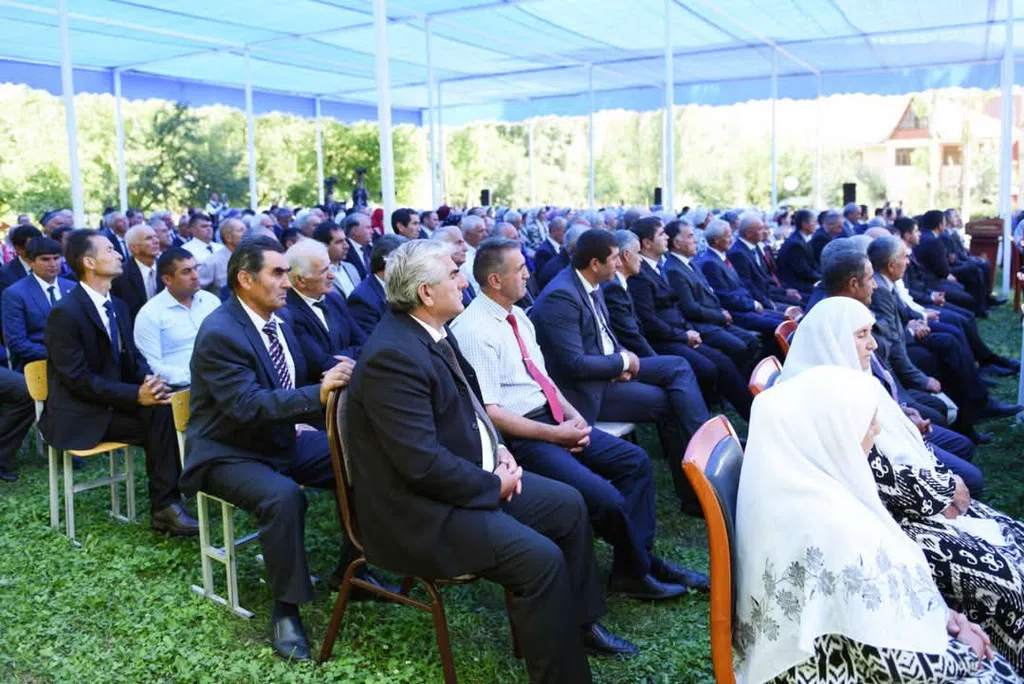 Пешвои миллат муҳтарам Эмомалӣ Раҳмон бо роҳбарону фаъолони ноҳияи Ванҷ мулоқот намуданд Июн 25, 2025