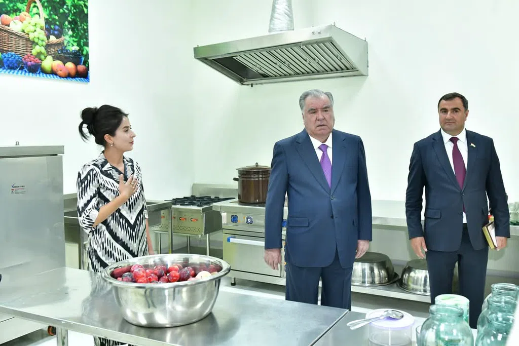 Сарвари давлат Эмомалӣ Раҳмон дар ноҳияи Роштқалъа Парки технологиро мавриди истифода қарор доданд, 26.06.2025