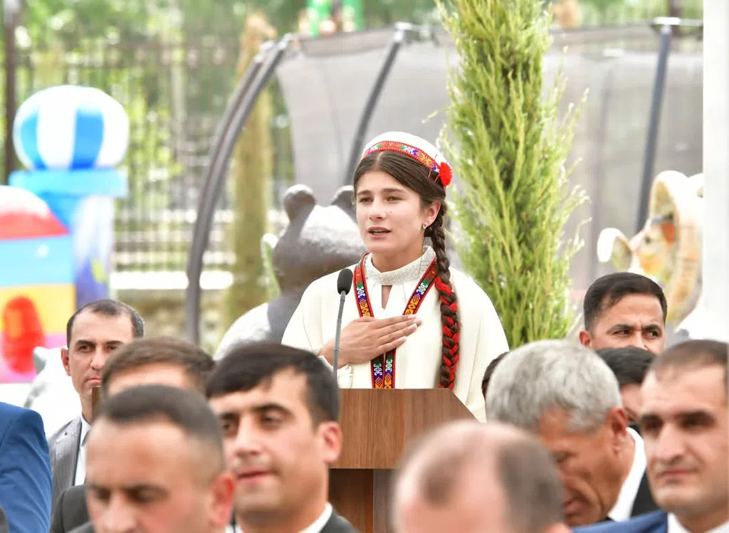 Мулоқот бо роҳбарон ва фаъолони ноҳияи Роштқалъа