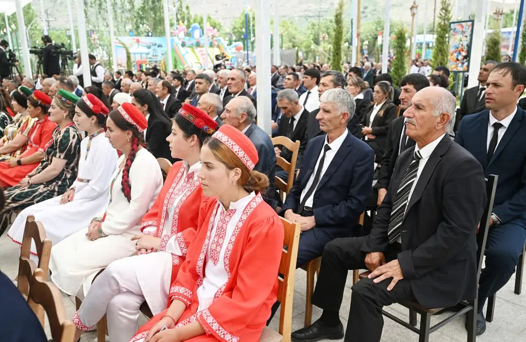 Мулоқот бо роҳбарон ва фаъолони ноҳияи Роштқалъа