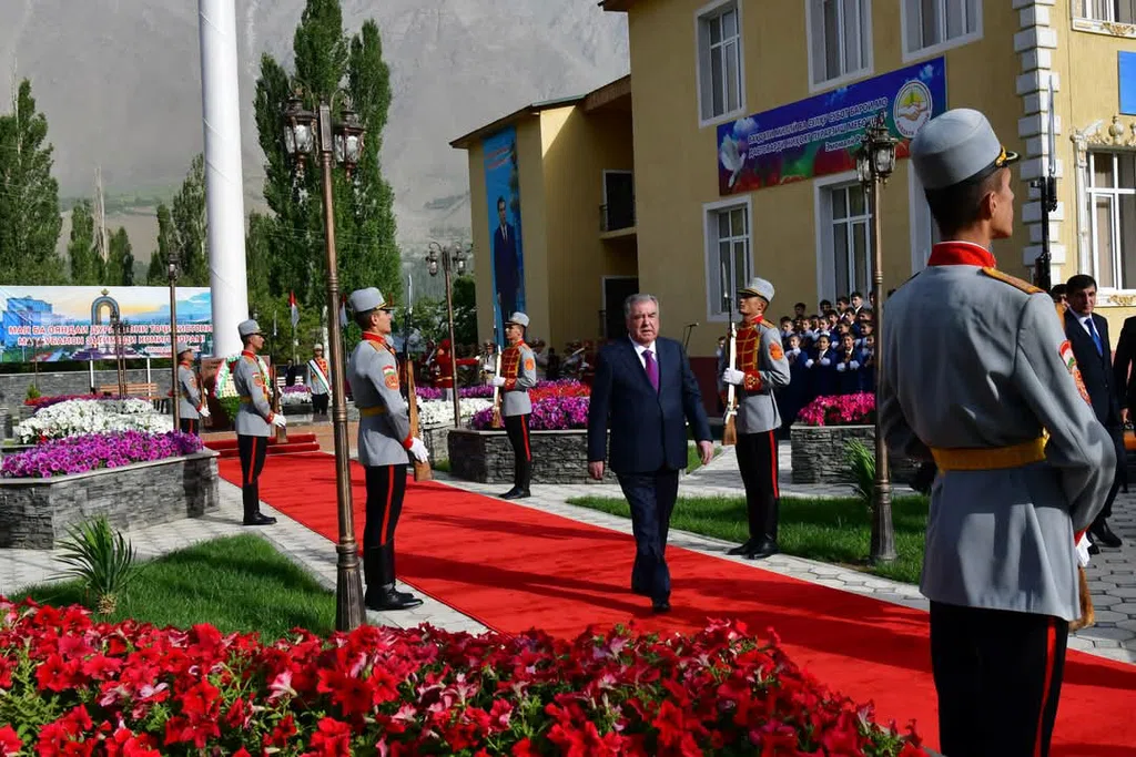 Ифтитоҳи Нишони давлатӣ дар маркази ноҳияи Шуғнон