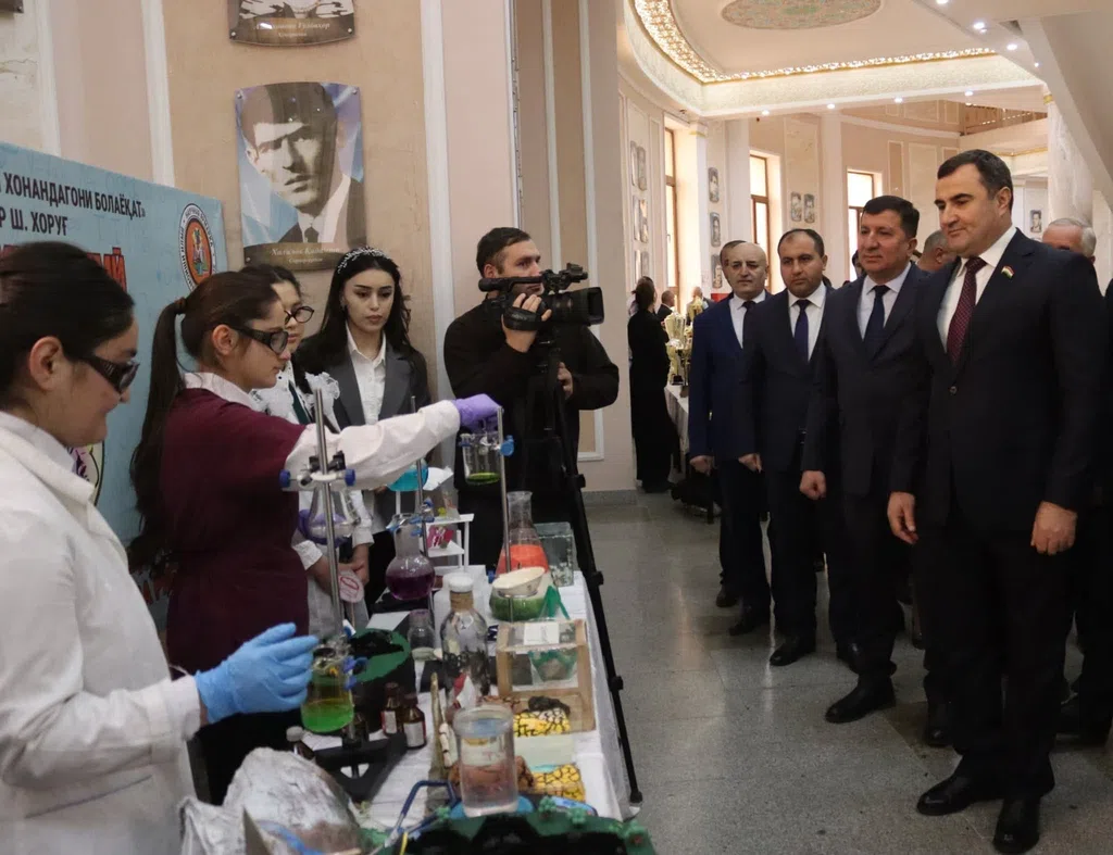 Маросими қадрдонии ғолибони озмунҳои ҷумҳуриявии “Фурӯғи субҳи доноӣ китоб аст”, “Илм-фурӯғи маърифат”, “Тоҷикистон -Ватани азиз ман” ва мусобиқаҳои варзишӣ.