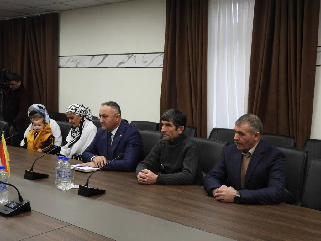 Ба оилаи Наврӯзбеков Зиреҳбон аз ҷониби Пешвои миллат муҳтарам Эмомалӣ Раҳмон хонаи ду ҳуҷрадор дар шаҳри Хоруғ тақдим гардид