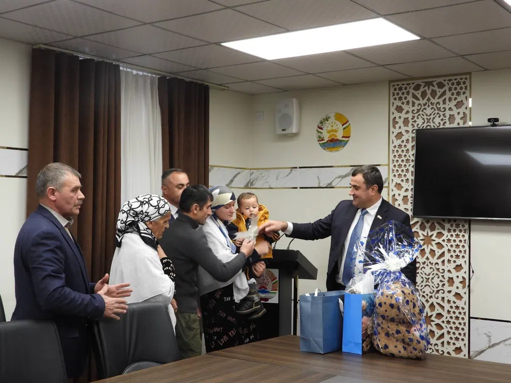Ба оилаи Наврӯзбеков Зиреҳбон аз ҷониби Пешвои миллат муҳтарам Эмомалӣ Раҳмон хонаи ду ҳуҷрадор дар шаҳри Хоруғ тақдим гардид