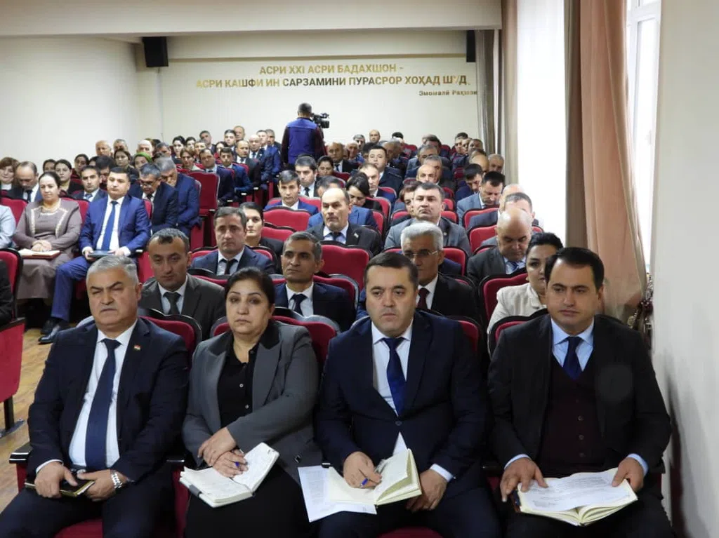 Баррасии барномаҳо ва таъиноти кадрӣ
