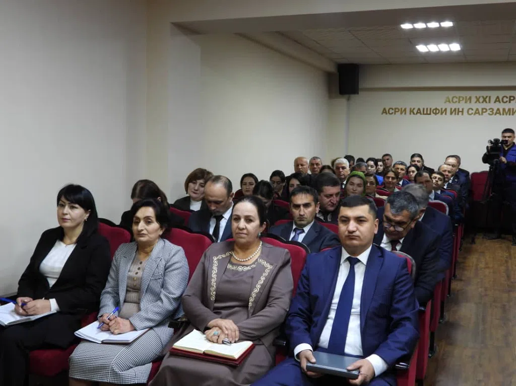 Баррасии барномаҳо ва таъиноти кадрӣ