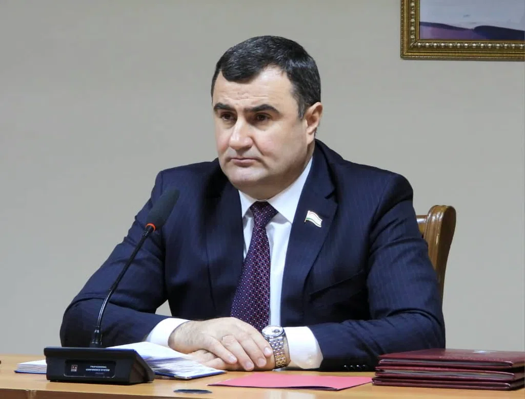Баррасии барномаҳо ва таъиноти кадрӣ