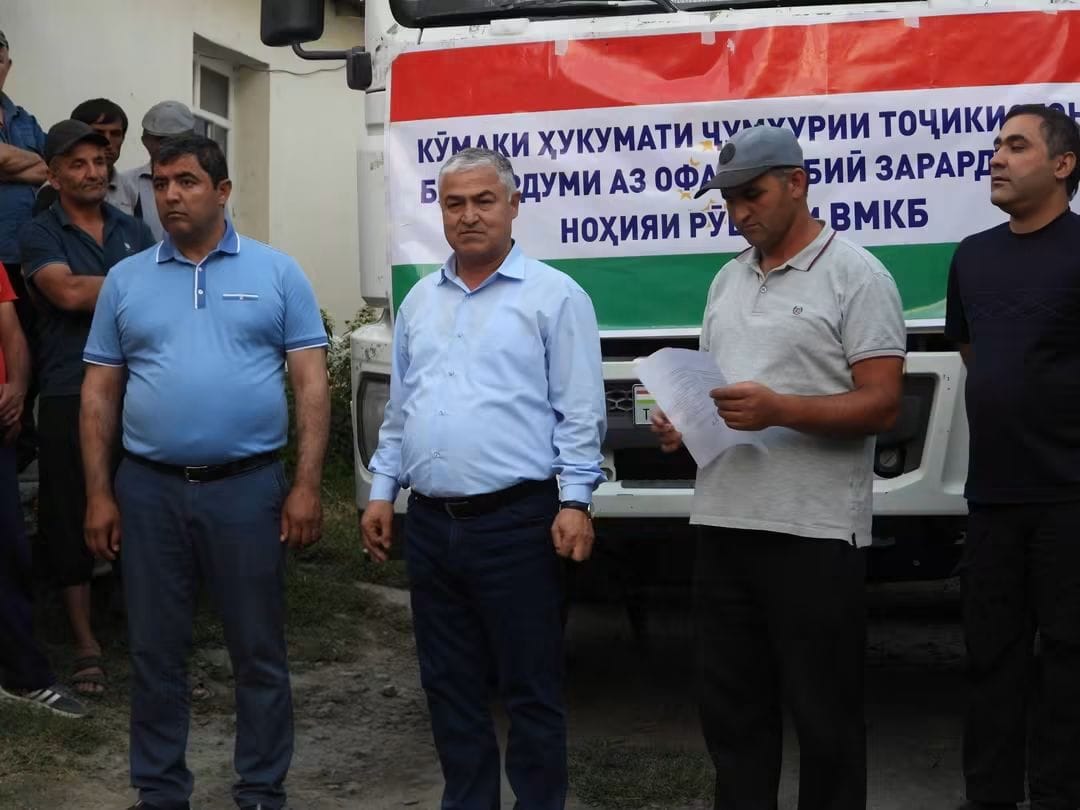 Кӯмаки Пешвои муаззами миллат муҳтарам Эмомалӣ Раҳмон барои сокинони аз офати табиӣ зарардида ба ноҳияи Рушон расид