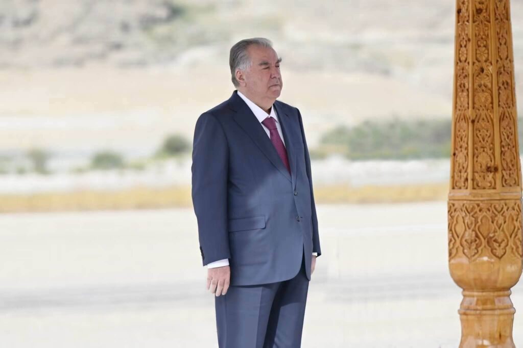Гусели Пешвои миллат дар фурудгоҳи шаҳри Хоруғ